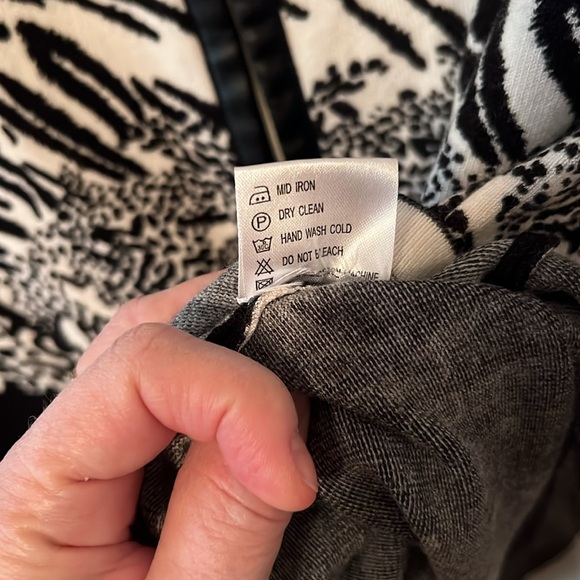 Pierre New York Sz Large. Zebra print sweater. Zip front. - Picture 7 of 7